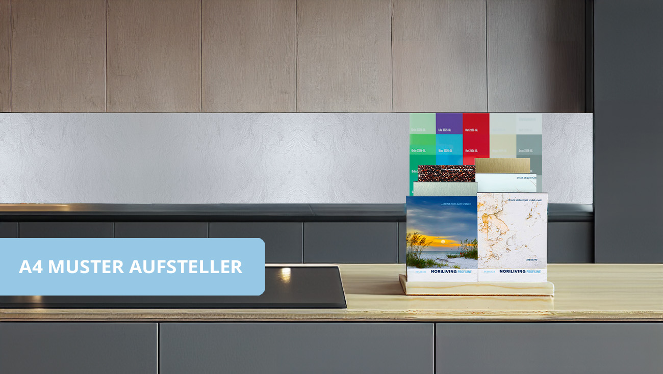 A4-Musteraufsteller mit verschiedenen Farbmusterkarten auf einer Küchenarbeitsplatte